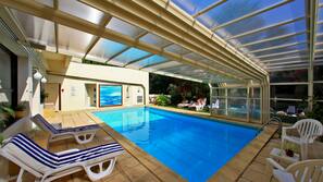 Piscine couverte, accès possible de 07 h 00 à 23 h 00, chaises longues