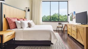Hypo-allergenic bedding, in-room safe, desk, laptop workspace