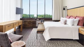 Hypo-allergenic bedding, in-room safe, desk, laptop workspace