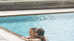 Piscina coperta, piscina all'aperto, ombrelloni da piscina, lettini