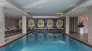 Piscina coperta, piscina all'aperto, ombrelloni da piscina, lettini