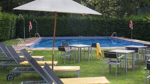 Una piscina cubierta, una piscina al aire libre, sombrillas, tumbonas