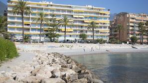 Sulla spiaggia, lettini da mare, ombrelloni, teli da spiaggia