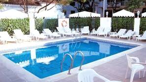Piscine extérieure, chaises longues