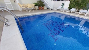 Piscine extérieure, chaises longues