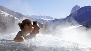 Piscina coperta, 3 piscine all'aperto, ombrelloni da piscina, lettini