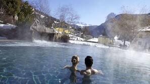 Piscina coperta, 3 piscine all'aperto, ombrelloni da piscina, lettini