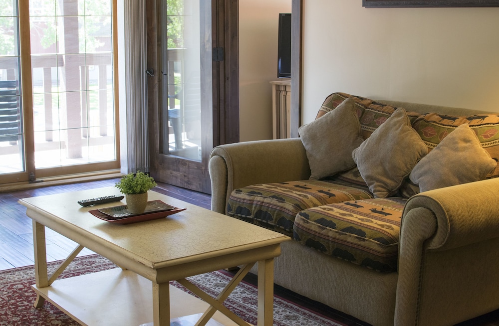 5 Best Hotels In Waterton Park, Canada Trip101