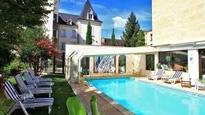 Piscine extérieure, parasols de plage, chaises longues