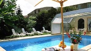 Piscine extérieure, parasols de plage, chaises longues