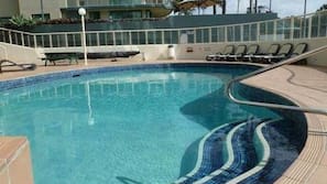 Piscine extérieure, chaises longues