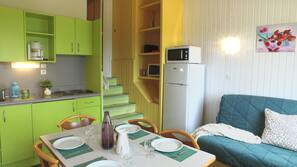 Réfrigérateur, micro-ondes, fourneau de cuisine, cafetière/bouilloire