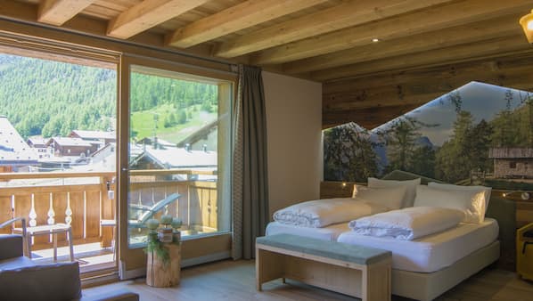 Hypo-allergenic bedding, in-room safe, desk, blackout drapes