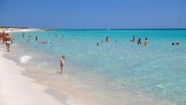 Ubicación cercana a la playa y arena blanca