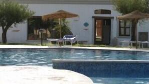 Una piscina al aire libre