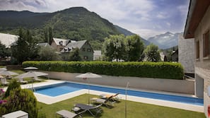 Una piscina cubierta, una piscina al aire libre de temporada