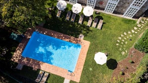 Una piscina al aire libre de temporada