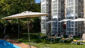 Una piscina al aire libre de temporada