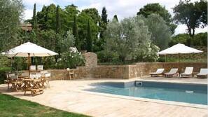 Piscina stagionale all'aperto, ombrelloni da piscina, lettini