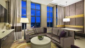 Hypo-allergenic bedding, in-room safe, desk, laptop workspace