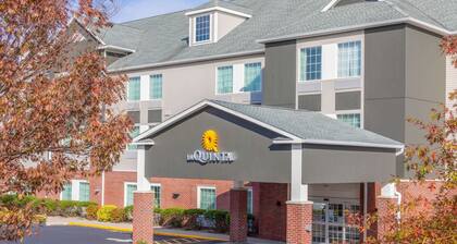 La Quinta Inn & Suites by Wyndham Stonington-Mystic Area