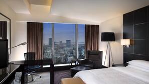 Hypo-allergenic bedding, minibar, in-room safe, desk
