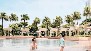Kolam renang outdoor, dengan cabana gratis dan payung kolam renang
