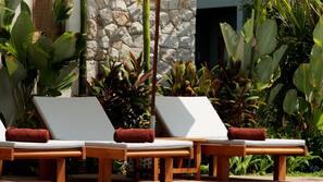 Piscine extérieure, parasols de plage