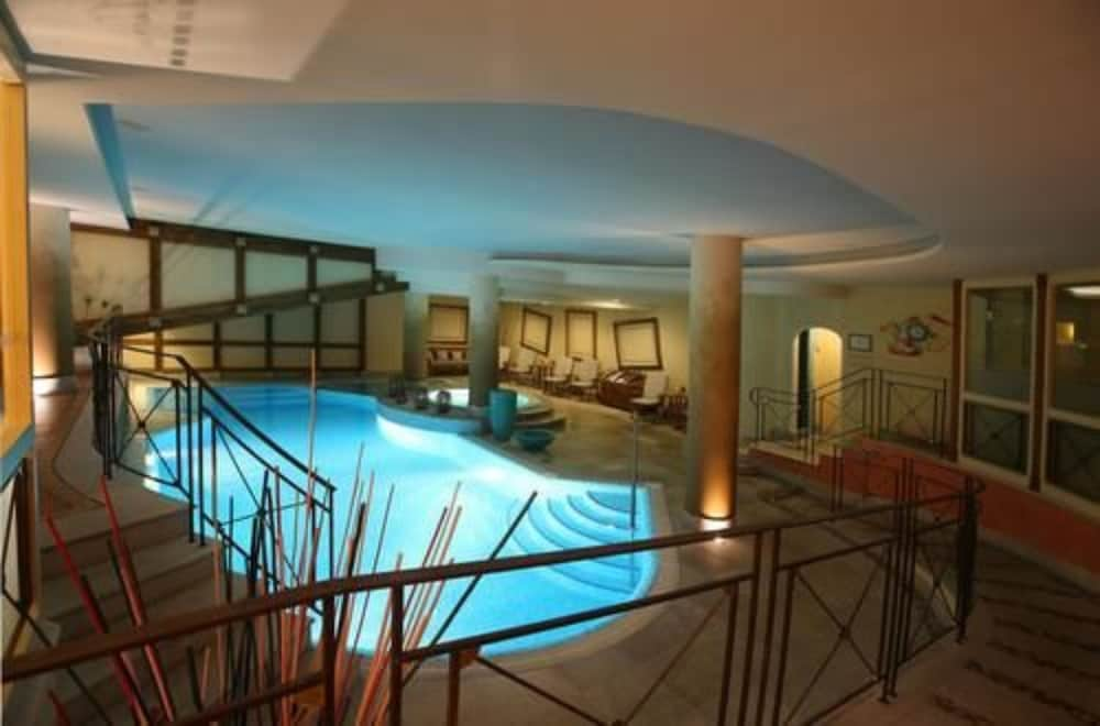 Indoor pool, Alpen Suite Hotel