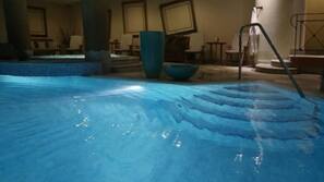 Piscina coperta, lettini