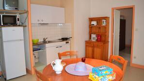 Fridge, microwave, coffee/tea maker, electric kettle
