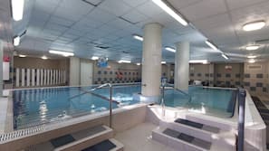 Una piscina cubierta