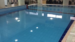 Una piscina cubierta