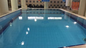 Una piscina cubierta