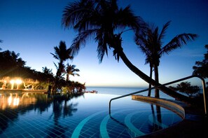 2 outdoor pools, free cabanas, pool umbrellas