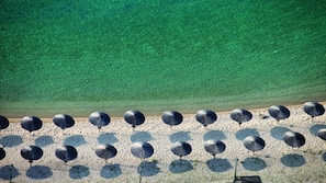 Plage privée à proximité, chaises longues, parasols, serviettes de plage