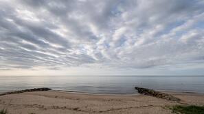 Praia particular, espreguiçadeiras, guarda-sóis, toalhas de praia