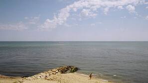 Praia particular, espreguiçadeiras, guarda-sóis, toalhas de praia