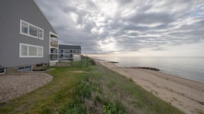 Praia particular, espreguiçadeiras, guarda-sóis, toalhas de praia
