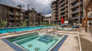 Outdoor spa bath