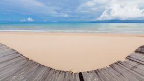 Am Strand, Cabañas (kostenlos), Liegestühle, Sonnenschirme