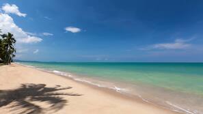 Am Strand, Cabañas (kostenlos), Liegestühle, Sonnenschirme