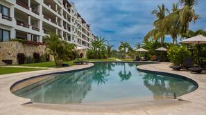 3 piscinas externas, guarda-sóis, espreguiçadeiras