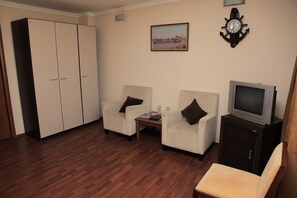 Desk, iron/ironing board, rollaway beds, free WiFi