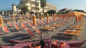 Spiaggia privata, lettini da mare, ombrelloni, un bar sulla spiaggia