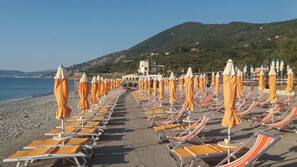 Spiaggia privata, lettini da mare, ombrelloni, un bar sulla spiaggia