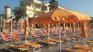 Spiaggia privata, lettini da mare, ombrelloni, un bar sulla spiaggia