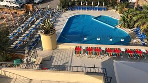 Piscina stagionale all'aperto, ombrelloni da piscina, lettini
