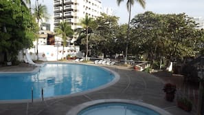 Una piscina al aire libre