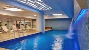 Una piscina cubierta (de 6:00 a 23:00), tumbonas